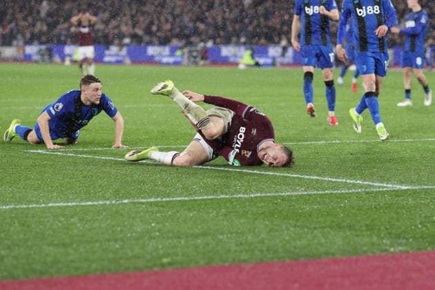 West Ham gegen Bournemouth 21. Februar 2026, London Premier League Fußball West Ham United gegen AFC Bournemouth Jarrod Bowen von West Ham United geht im Strafraum unter Druck von Adrien Truffert von Bournemouth zu Boden, aber ein Elfmeter wird nicht gegeben Foto Charlotte Wilson Abseits London UK  Copyright: xCharlottexWilsonx xOffsidexOffside