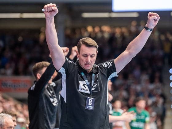 Filip Jicha, Head Coach THW Kiel clenches his fists, Frisch Auf Goeppingen vs THW Kiel, Handball, 1 Bundesliga, Men, Season 2025 2026, 21 02 2026, Frisch Auf Goeppingen vs THW Kiel, Handball, 1 Bundesliga, Men, Season 2025 2026, 21 02 2026 Goeppingen Copyright: xEibner-Pressefoto MichaelxSchmidx EP_MST