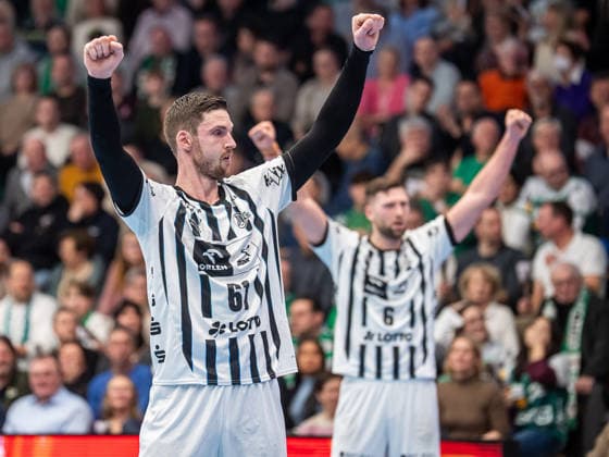 Hendrik Pekeler THW Kiel, 61 in the foreground and Harald Reinkind THW Kiel, 06 in the background cheering, Frisch Auf Goeppingen vs THW Kiel, Handball, 1 Bundesliga, Men, Season 2025 2026, 21 02 2026, Frisch Auf Goeppingen vs THW Kiel, Handball, 1 Bundesliga, Men, Season 2025 2026, 21 02 2026 Goeppingen Copyright: xEibner-Pressefoto MichaelxSchmidx EP_MST