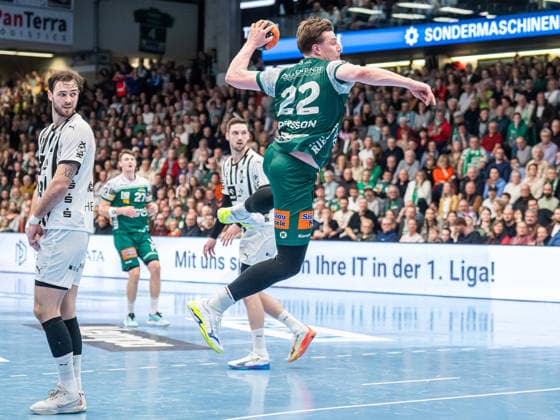 Erik Persson Frisch Auf Goeppingen, 22 comes free to throw, Frisch Auf Goeppingen vs THW Kiel, Handball, 1 Bundesliga, Men, Season 2025 2026, 21 02 2026, Frisch Auf Goeppingen vs THW Kiel, Handball, 1 Bundesliga, Men, Season 2025 2026, 21 02 2026 Goeppingen Copyright: xEibner-Pressefoto MichaelxSchmidx EP_MST