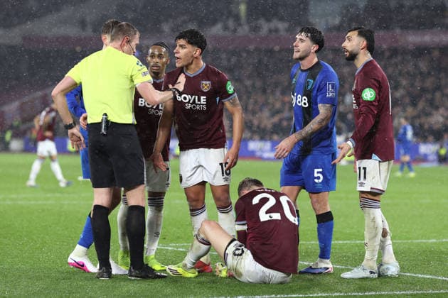 West Ham gegen Bournemouth 21. Februar 2026, London Premier League Fußball West Ham United gegen AFC Bournemouth Crysencio Summerville, Mateus Fernandes und Taty Castellanos von West Ham United fordern von Schiedsrichter Sam Barrott einen Elfmeter Foto Charlotte Wilson Abseits London UK  Copyright: xCharlottexWilsonx xOffsidexOffside