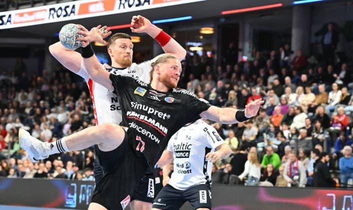 21 02 20265 Handball 1 Bundesliga DAIKIN HBL Season 2025 2026 22 Matchday HC Erlangen Metropolregion Nürnberg HCE SG Flensburg Handewitt xwoxzix Maciej Gebala 77, HC Erlangen HCE ahead of Blaz Blagotinsek 43, SG Flensburg Handewitt