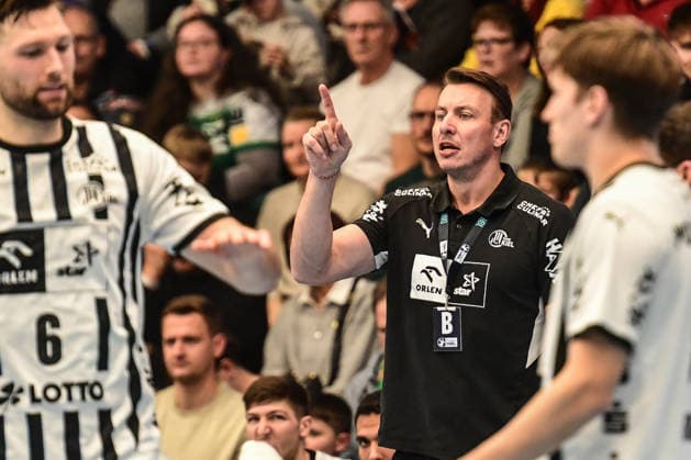 DAIKIN Handball Bundesliga Frisch Auf Göppingen THW Kiel Göppingen, 21 02 2026 Filip Jicha THW Kiel coached his team in the close match Göppingen, 21 02 2026 22 Matchday of the DAIKIN Handball Bundesliga, Frisch Auf Göppingen THW Kiel, EWS Arena, Göppingen Copyright: xBEAUTIFULxSPORTS Märklx