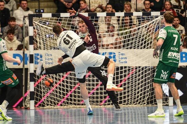 DAIKIN Handball Bundesliga Frisch Auf Göppingen THW Kiel Göppingen, 21 02 2026 Hendrik Pekeler THW Kiel, 61 converts the 7 meters against Kristian Saveras Frisch Auf Göppingen, 12 Göppingen, 21 02 2026 22 Matchday of the DAIKIN Handball Bundesliga, Frisch Auf Göppingen THW Kiel, EWS Arena, Göppingen Copyright: xBEAUTIFULxSPORTS Märklx