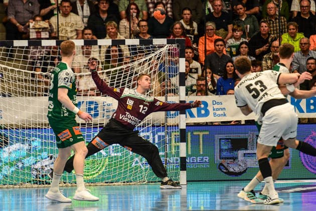 DAIKIN Handball Bundesliga Frisch Auf Göppingen THW Kiel Göppingen, 21 02 2026 Parade by Kristian Saveras Frisch Auf Göppingen, 12 after Nikola Bilyks throw THW Kiel, 53 Göppingen, 21 02 2026 22 Matchday of the DAIKIN Handball Bundesliga, Frisch Auf Göppingen THW Kiel, EWS Arena, Göppingen Copyright: xBEAUTIFULxSPORTS Märklx
