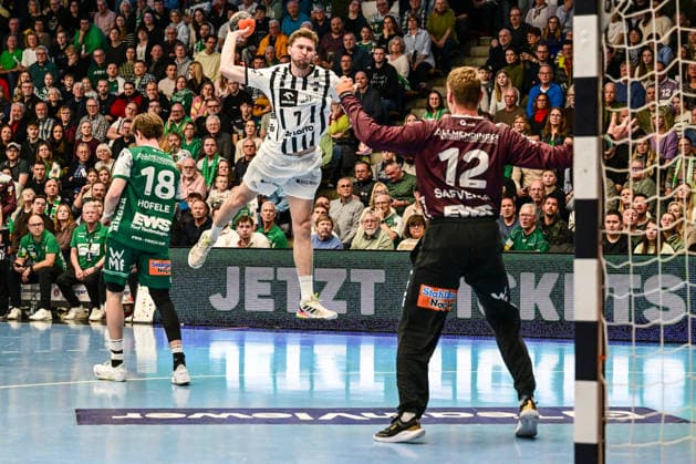 DAIKIN Handball Bundesliga Frisch Auf Göppingen THW Kiel Göppingen, 21 02 2026 Magnus Landin Jacobsen THW Kiel, 7 on jump shot against Kristian Saveras Frisch Auf Göppingen, 12 Göppingen, 21 02 2026 22 Matchday of the DAIKIN Handball Bundesliga, Frisch Auf Göppingen THW Kiel, EWS Arena, Göppingen Copyright: xBEAUTIFULxSPORTS Märklx