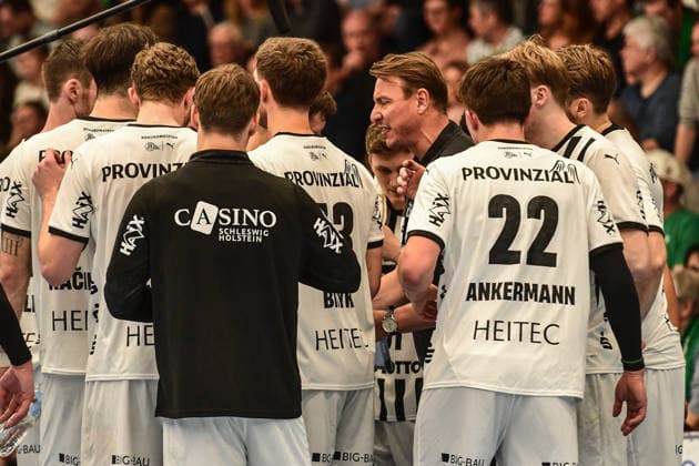 DAIKIN Handball Bundesliga Frisch Auf Göppingen THW Kiel Göppingen, 21 02 2026 Filip Jicha THW Kiel at time out Göppingen, 21 02 2026 22 Matchday of the DAIKIN Handball Bundesliga, Frisch Auf Göppingen THW Kiel, EWS Arena, Göppingen Copyright: xBEAUTIFULxSPORTS Märklx