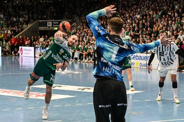 DAIKIN Handball Bundesliga Frisch Auf Göppingen THW Kiel Göppingen, 21 02 2026 Marcel Schiller Frisch Auf Göppingen, 24 awards the 7 meter Göppingen, 21 02 2026 22 Matchday of the DAIKIN Handball Bundesliga, Frisch Auf Göppingen THW Kiel, EWS Arena, Göppingen Copyright: xBEAUTIFULxSPORTS Märklx