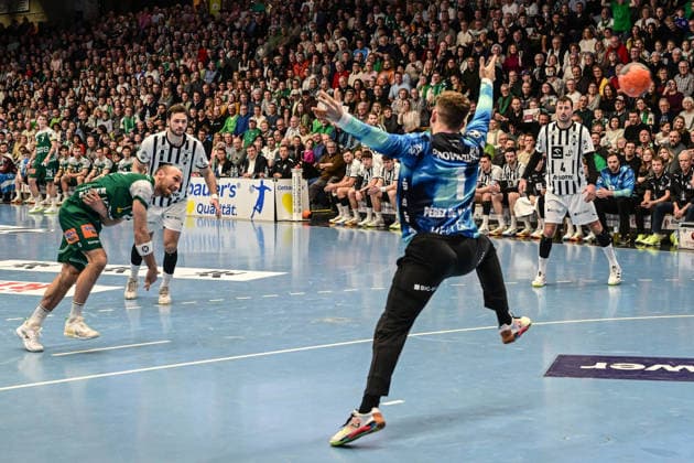 DAIKIN Handball Bundesliga Frisch Auf Göppingen THW Kiel Göppingen, 21 02 2026 Marcel Schiller Frisch Auf Göppingen, 24 at 7 meters against Julian Buchele Frisch Auf Göppingen, 1 successful Göppingen, 21 02 2026 22 Matchday of the DAIKIN Handball Bundesliga, Frisch Auf Göppingen THW Kiel, EWS Arena, Göppingen Copyright: xBEAUTIFULxSPORTS Märklx