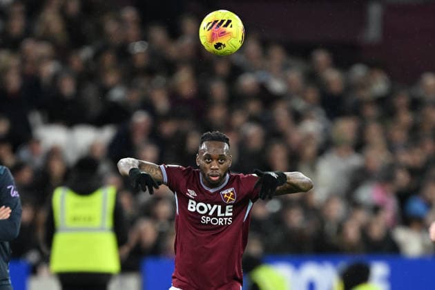 West Ham United v Bournemouth, Premier League West Ham United defender Aaron Wan-Bissaka (29) takes a throw in during the Premier League match between West Ham United and Bournemouth at the London Stadium, London, UK on 21 February 2026. London London Stadium UK Editorial use only DataCo restrictions apply See www.football-dataco.com , Copyright: xSimonxTraylenx PSI-23788-0018
