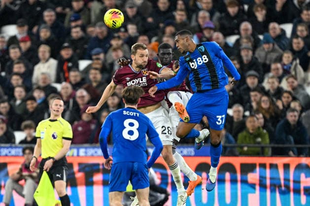 West Ham United v Bournemouth, Premier League West Ham United midfielder TomaÅ¡ SouÄek (28) and AFC Bournemouth forward Rayan (37) challenge for a header during the Premier League match between West Ham United and Bournemouth at the London Stadium, London, UK on 21 February 2026. London London Stadium UK Editorial use only DataCo restrictions apply See www.football-dataco.com , Copyright: xSimonxTraylenx PSI-23788-0023