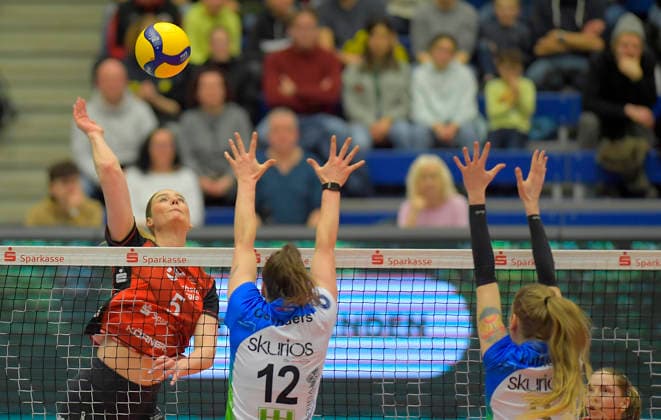22 02 2026, Dresdens Rosa Entius smashes against Borkens Fabienne Coenders and Doreen Luther, re , Volleyball, Bundesliga, Dresdner SC Skurios Volleys Borken, c Dresden