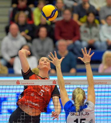 22 02 2026, Dresdens Rosa Entius smashes against Borkens Madleen Piest, Volleyball, Bundesliga, Dresdner SC Skurios Volleys Borken, c Dresden