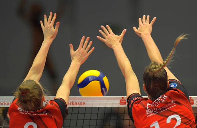 22 02 2026, Dresdens Mette Pfeffer and Dresdens Jette Kuipers block the ball, ponytail, hair, volleyball, Bundesliga, Dresdner SC Skurios Volleys Borken, c Dresden