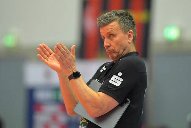 22 02 2026, Dresden coach Alexander Waibl applauds, Volleyball, Bundesliga, Dresdner SC Skurios Volleys Borken, c Dresden