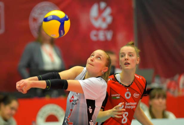 22 02 2026, Dresdens Patricia Nestler receiving, on the right Dresdens Jette Kuipers looks on, Volleyball, Bundesliga, Dresdner SC Skurios Volleys Borken, c Dresden