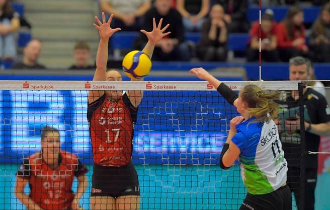 22 02 2026, Borkens Liza Kastrup gets stuck on the block of Dresdens Lorena Lorber Fijok, Volleyball, Bundesliga, Dresdner SC Skurios Volleys Borken, c Dresden