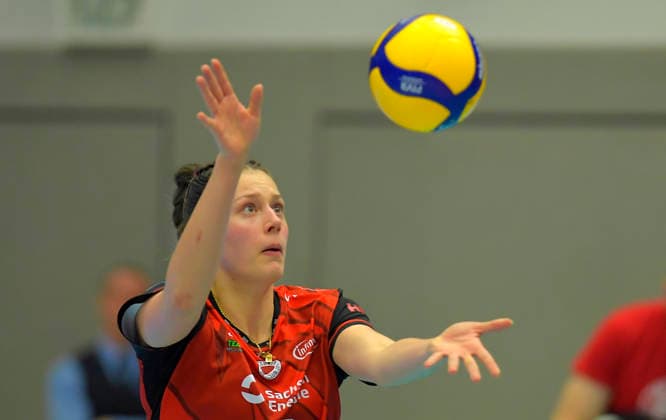 22 02 2026, Dresdens Mette Pfeffer serving, Volleyball, Bundesliga, Dresdner SC Skurios Volleys Borken, c Dresden