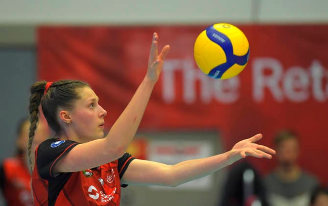 22 02 2026, Dresdens Mette Pfeffer serving, Volleyball, Bundesliga, Dresdner SC Skurios Volleys Borken, c Dresden