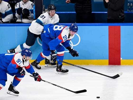 LKS 20260221 Oliver Kapanen of Finland and Matus Sukel (left) and Martin Gernat of Slovakia during the men s Ice hockey, Eishockey bronze medal match between Slovakia and Finland during the Milano Cortina Winter Olympics at the Milano Santa Giulia Ice Hockey Arena in Milan on February 21, 2026. - EMMI KORHONEN Milano Italy RDzgGZKqxlc  Copyright: xEmmixKorhonenx RDzgGZKqxlc