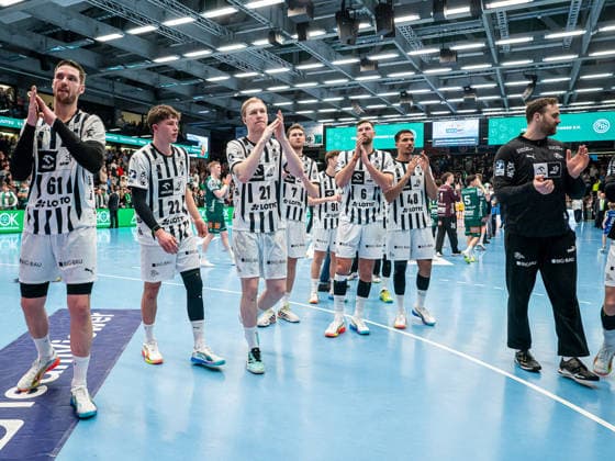 THW Kiel cheers the fans, Frisch Auf Goeppingen vs THW Kiel, Handball, 1 Bundesliga, Men, Season 2025 2026, 21 02 2026, Frisch Auf Goeppingen vs THW Kiel, Handball, 1 Bundesliga, Men, Season 2025 2026, 21 02 2026 Goeppingen Copyright: xEibner-Pressefoto MichaelxSchmidx EP_MST