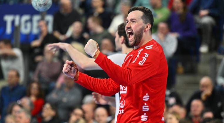 21 02 20265 Handball 1 Bundesliga DAIKIN HBL Season 2025 2026 22 Matchday HC Erlangen Metropolregion Nuremberg HCE SG Flensburg Handewitt xwoxzix Benjamin Buric 1, SG Flensburg Handewitt clenches fist fists cheers joy