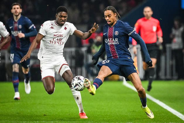 February 21, 2026, Paris, France, France: Sadibou SANE of Metz and Bradley BARCOLA of PSG during the Ligue 1 match between Paris Saint-Germain (PSG) and FC Metz at Parc des Princes Stadium on February 21, 2026 in Paris, France. Paris France - ZUMAm308 20260221_zsp_m308_001 Copyright: xMatthieuxMirvillex