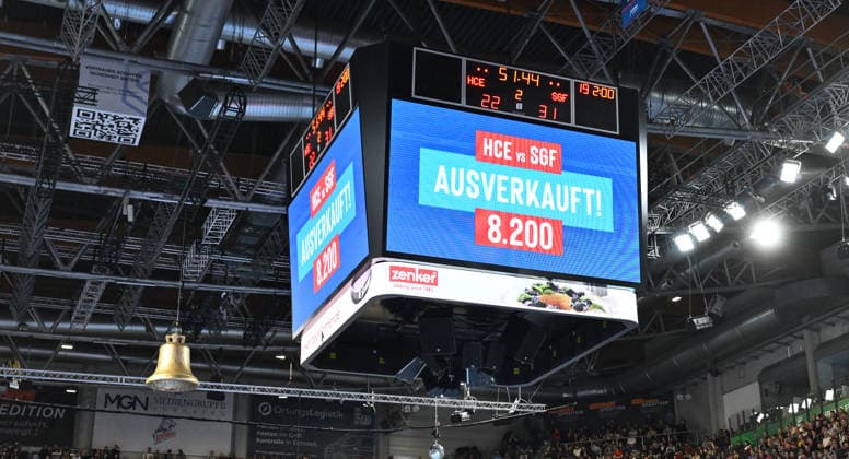 21 02 20265 Handball 1 Bundesliga DAIKIN HBL Season 2025 2026 22 Matchday HC Erlangen Metropolregion Nuremberg HCE SG Flensburg Handewitt xwoxzix Number of spectators on scoreboard 8200 Sold out