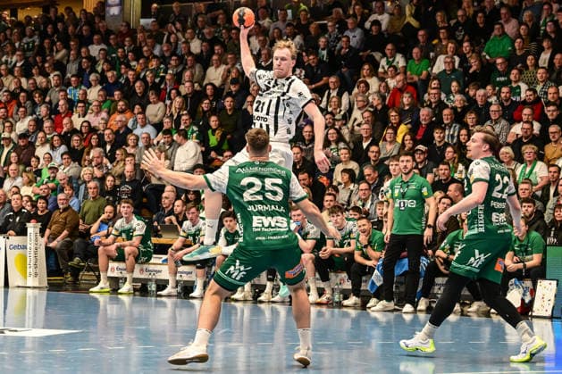 DAIKIN Handball Bundesliga Frisch Auf Göppingen THW Kiel Göppingen, 21 02 2026 Eric Johansson THW Kiel, 21 at the circle successful defense by Ludvig Jurmala Frisch Auf Göppingen, 25 and Erik Persson Frisch Auf Göppingen, 22 Göppingen, 21 02 2026 22 Matchday of the DAIKIN Handball Bundesliga, Frisch Auf Göppingen THW Kiel, EWS Arena, Göppingen Copyright: xBEAUTIFULxSPORTS Märklx