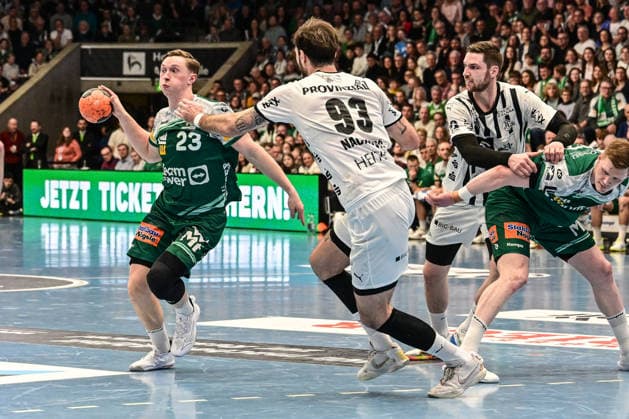 DAIKIN Handball Bundesliga Frisch Auf Göppingen THW Kiel Göppingen, 21 02 2026 Ole Pregler Frisch Auf Göppingen, 23 at the circle against Veron Nacinovic THW Kiel, 93 , 21 02 2026 22 Matchday of the DAIKIN Handball Bundesliga, Frisch Auf Göppingen THW Kiel, EWS Arena, Göppingen Copyright: xBEAUTIFULxSPORTS Märklx