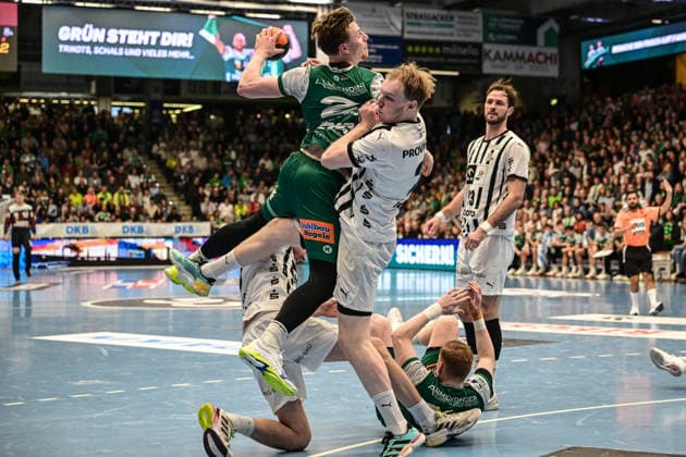 DAIKIN Handball Bundesliga Frisch Auf Göppingen THW Kiel Göppingen, 21 02 2026 Hard-fought match Erik Persson Frisch Auf Göppingen, 22 at the circle against Eric Johansson THW Kiel, 21 Göppingen, 21 02 2026 22 Matchday of the DAIKIN Handball Bundesliga, Frisch Auf Göppingen THW Kiel, EWS Arena, Göppingen Copyright: xBEAUTIFULxSPORTS Märklx