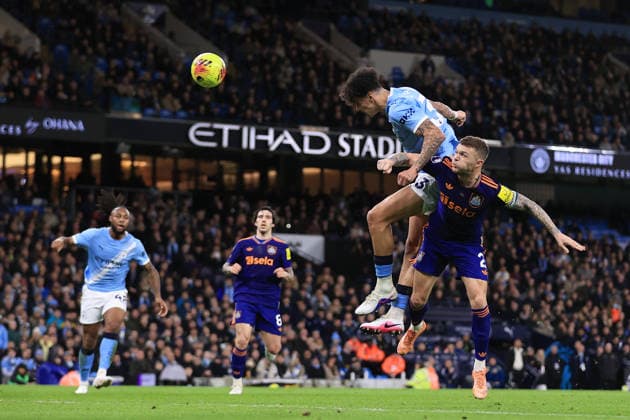 Fußball Premier League Manchester City gegen Newcastle United 21. Februar 2026 Premier League Manchester City gegen Newcastle United Nico O Reilly von Manchester City überwindet Kieran Trippier von Newcastle United und erzielt das 2. Tor Foto Simon Stacpoole Abseits Manchester UK  Copyright: xSimonxStacpoolexOffside