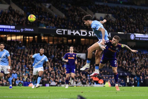 Fußball Premier League Manchester City gegen Newcastle United 21. Februar 2026 Premier League Manchester City gegen Newcastle United Nico O Reilly von Manchester City überwindet Kieran Trippier von Newcastle United und erzielt das 2. Tor Foto Simon Stacpoole Abseits Manchester UK  Copyright: xSimonxStacpoolexOffside