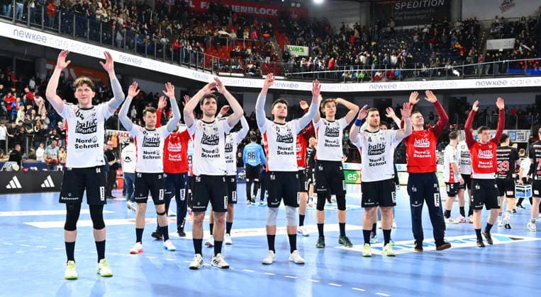 21 02 20265 Handball 1 Bundesliga DAIKIN HBL Season 2025 2026 22 Matchday HC Erlangen Metropolregion Nuremberg HCE SG Flensburg Handewitt xwoxzix Team Team Flensburg Cheering Joy after the end of the match