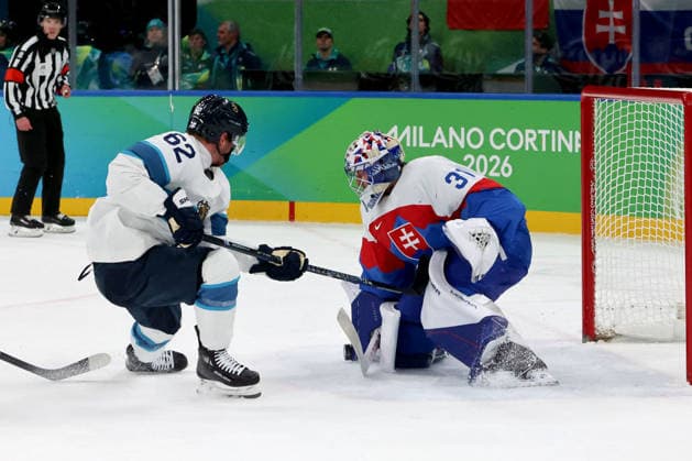 February 21, 2026, Milan, Lombardy, Italy: Samuel Hlavaj (31) of Team Slovakia blocks shot by Artturi Lehkonen (62) of Team Finland in the men s Ice hockey, Eishockey bronze medal game during the Milano Cortina 2026 Olympic Winter games, Winterspiele,Spiele, Summer games at Milano Santagiulia Ice Hockey Arena. Milan Italy - ZUMAm117 20260221_oly_m117_014 Copyright: xDavidxMcIntyrex