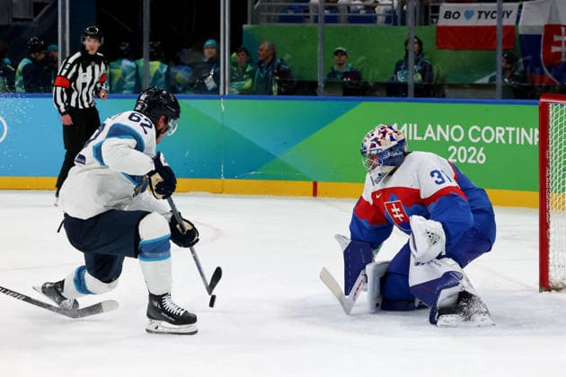 February 21, 2026, Milan, Lombardy, Italy: Samuel Hlavaj (31) of Team Slovakia blocks shot by Artturi Lehkonen (62) of Team Finland in the men s Ice hockey, Eishockey bronze medal game during the Milano Cortina 2026 Olympic Winter games, Winterspiele,Spiele, Summer games at Milano Santagiulia Ice Hockey Arena. Milan Italy - ZUMAm117 20260221_oly_m117_013 Copyright: xDavidxMcIntyrex