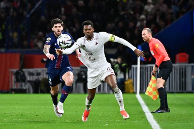 FOOTBALL : PSG vs Metz - Ligue 1 - 21 02 2026 Habib DIALLO ( 30 - Metz ) and Lucas Beraldo ( 4 - PSG ) during the Ligue 1 match between Paris Saint Germain and FC Metz at Parc Des Princes on February 21 , 2026 in Paris, France. ( Photo by Federico Pestellini PsnewZ ) ParisFrance  Copyright: xFedericoxPestellinix