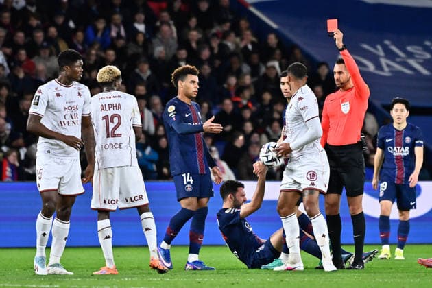 FOOTBALL : PSG vs Metz - Ligue 1 - 21 02 2026 Abdelatif KHERRADJI ( referee ) shows a red card to Jean Philippe GBAMIN ( 5 - Metz ) during the Ligue 1 match between Paris Saint Germain and FC Metz at Parc Des Princes on February 21 , 2026 in Paris, France. ( Photo by Federico Pestellini PsnewZ ) ParisFrance  Copyright: xFedericoxPestellinix