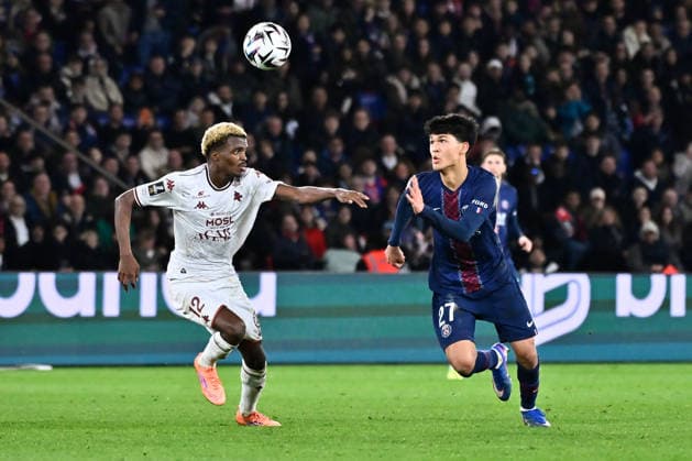 FOOTBALL : PSG vs Metz - Ligue 1 - 21 02 2026 Alpha Toure ( 12 - Metz ) and Pedro Dro Fernandez ( 27 - PSG ) during the Ligue 1 match between Paris Saint Germain and FC Metz at Parc Des Princes on February 21 , 2026 in Paris, France. ( Photo by Federico Pestellini PsnewZ ) ParisFrance  Copyright: xFedericoxPestellinix