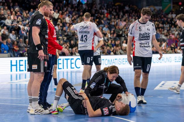 Schermzen at Sander Andreassen Overjordet HC Erlangen, 08 , coached by Ulrike Rienecker HC Erlangen, physiotherapist Maciej Gebala HC Erlangen, 77 Niclas Kirkelokke SG Flensburg Handewitt, 05 HC Erlangen vs SG Flensburg Handewitt, Handball, 1 Handball Bundesliga, Season 2025 2026, 22 Matchday, 21 02 2026 HC Erlangen vs SG Flensburg Handewitt, Handball, 1 Handball Bundesliga, Season 2025 2026, 22 Matchday, 21 02 2026 Nuernberg Copyright: xEibner-Pressefoto ArdanxFuessmanx EP_AFN