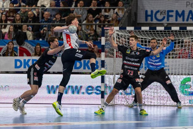 Niclas Kirkelokke SG Flensburg Handewitt, 05 Viggo Kristjansson HC Erlangen, 73 HCE10 Khalifa Ghedbane HC Erlangen, 96 in goal HC Erlangen vs SG Flensburg Handewitt, Handball, 1 Handball Bundesliga, Saison 2025 2026, 22 Spieltag, 21 02 2026 HC Erlangen vs SG Flensburg Handewitt, Handball, 1 Handball Bundesliga, Saison 2025 2026, 22 Spieltag, 21 02 2026 Nuernberg Copyright: xEibner-Pressefoto ArdanxFuessmanx EP_AFN