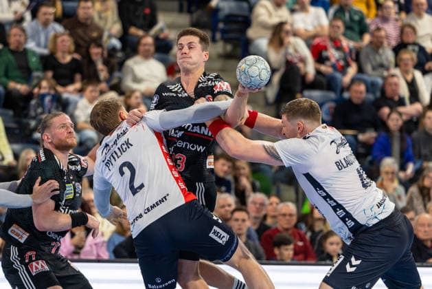 Viggo Kristjansson HC Erlangen, 73 is blocked by Simon Pytlick SG Flensburg Handewitt, 02 and Blaz Blagotinsek SG Flensburg Handewitt, 43 Maciej Gebala HC Erlangen, 77 HC Erlangen vs SG Flensburg Handewitt, Handball, 1 Handball Bundesliga, Saison 2025 2026, 22 Spieltag, 21 02 2026 HC Erlangen vs SG Flensburg Handewitt, Handball, 1 Handball Bundesliga, Saison 2025 2026, 22 Spieltag, 21 02 2026 Nuernberg Copyright: xEibner-Pressefoto ArdanxFuessmanx EP_AFN