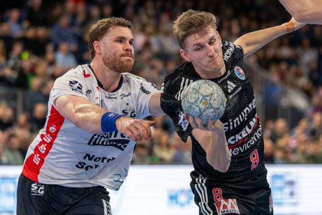 Viggo Kristjansson HC Erlangen, 73 Johannes Golla SG Flensburg Handewitt, 04 HC Erlangen vs SG Flensburg Handewitt, Handball, 1 Handball Bundesliga, Season 2025 2026, 22 Matchday, 21 02 2026 HC Erlangen vs SG Flensburg Handewitt, Handball, 1 Handball Bundesliga, Season 2025 2026, 22 Matchday, 21 02 2026 Nuremberg Copyright: xEibner-Pressefoto ArdanxFuessmanx EP_AFN