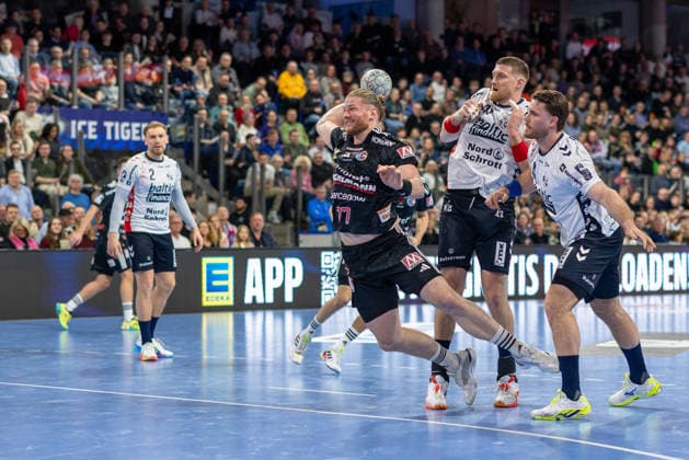 Maciej Gebala HC Erlangen, 77 on throw Blaz Blagotinsek SG Flensburg Handewitt, 43 Johannes Golla SG Flensburg Handewitt, 04 Simon Pytlick SG Flensburg Handewitt, 02 HC Erlangen vs SG Flensburg Handewitt, Handball, 1 Handball Bundesliga, Saison 2025 2026, 22 Spieltag, 21 02 2026 HC Erlangen vs SG Flensburg Handewitt, Handball, 1 Handball Bundesliga, Saison 2025 2026, 22 Spieltag, 21 02 2026 Nuernberg Copyright: xEibner-Pressefoto ArdanxFuessmanx EP_AFN