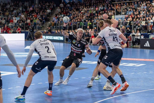 Marek Nissen HC Erlangen, 06 Simon Pytlick SG Flensburg Handewitt, 02 Blaz Blagotinsek SG Flensburg Handewitt, 43 HC Erlangen vs SG Flensburg Handewitt, Handball, 1 Handball Bundesliga, Saison 2025 2026, 22 Spieltag, 21 02 2026 HC Erlangen vs SG Flensburg Handewitt, Handball, 1 Handball Bundesliga, Saison 2025 2026, 22 Spieltag, 21 02 2026 Nuernberg Copyright: xEibner-Pressefoto ArdanxFuessmanx EP_AFN