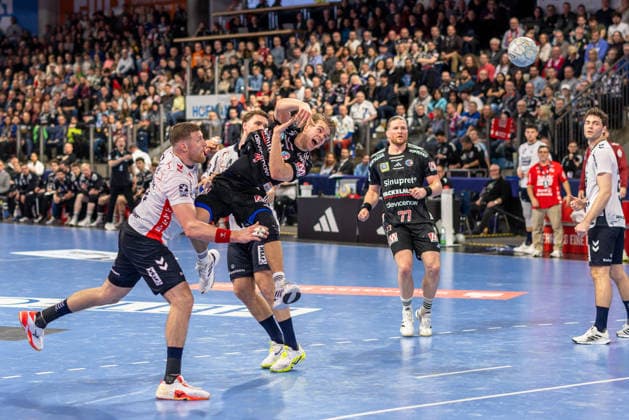 Andri Mar Runarsson HC Erlangen, 04 on throw Blaz Blagotinsek SG Flensburg Handewitt, 43 Maciej Gebala HC Erlangen, 77 HC Erlangen vs SG Flensburg Handewitt, Handball, 1 Handball Bundesliga, Saison 2025 2026, 22 Spieltag, 21 02 2026 HC Erlangen vs SG Flensburg Handewitt, Handball, 1 Handball Bundesliga, Saison 2025 2026, 22 Spieltag, 21 02 2026 Nuernberg Copyright: xEibner-Pressefoto ArdanxFuessmanx EP_AFN