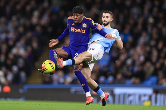 Fußball Premier League Manchester City gegen Newcastle United 21. Februar 2026 Premier League Manchester City gegen Newcastle United Anthony Elanga von Newcastle United kämpft mit Rayan Ait Nouri von Manchester City Foto Simon Stacpoole Abseits Manchester UK  Copyright: xSimonxStacpoolexOffside