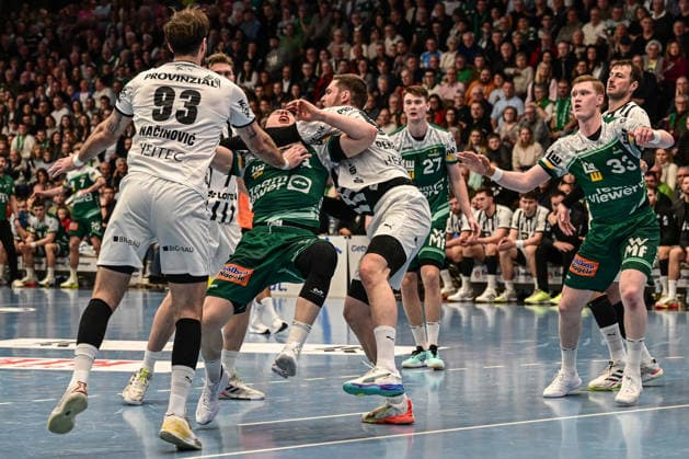DAIKIN Handball Bundesliga Frisch Auf Göppingen THW Kiel Göppingen, 21 02 2026 Tough defense by Veron Nacinovic THW Kiel, 93 and Hendrik Pekeler THW Kiel, 61 against Ole Pregler Frisch Auf Göppingen, 23 , who is injured here Göppingen, 21 02 2026 Matchday 22 of the DAIKIN Handball Bundesliga, Frisch Auf Göppingen THW Kiel, EWS Arena, Göppingen Copyright: xBEAUTIFULxSPORTS Märklx