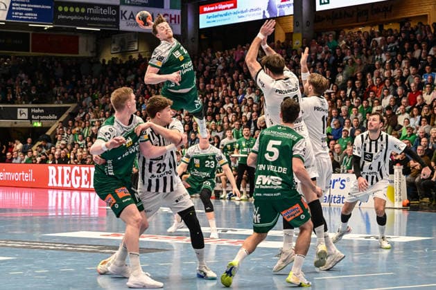 DAIKIN Handball Bundesliga Frisch Auf Göppingen THW Kiel Göppingen, 21 02 2026 Erik Persson Frisch Auf Göppingen, 22 tries to overcome the Kiel defense Göppingen, 21 02 2026 22 Matchday of the DAIKIN Handball Bundesliga, Frisch Auf Göppingen THW Kiel, EWS Arena, Göppingen Copyright: xBEAUTIFULxSPORTS Märklx