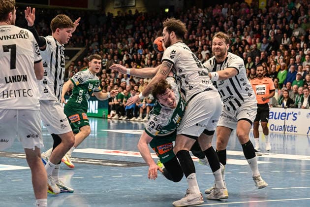 DAIKIN Handball Bundesliga Frisch Auf Göppingen THW Kiel Göppingen, 21 02 2026 No way through for Erik Persson Frisch Auf Göppingen, 22 against Veron Nacinovic THW Kiel, 93 Göppingen, 21 02 2026 22 Matchday of the DAIKIN Handball Bundesliga, Frisch Auf Göppingen THW Kiel, EWS Arena, Göppingen Copyright: xBEAUTIFULxSPORTS Märklx